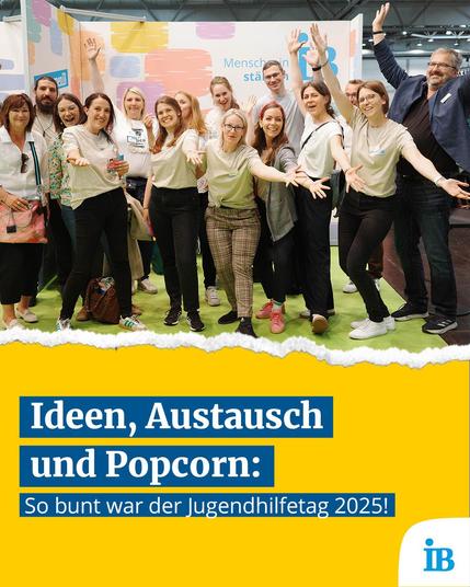 Gruppenfoto von IB-Mitarbeitenden am Messestand des DJHT in Leipzig dazu der Titel 'Ideen, Austausch und Popcorn: So bunt war der Jugendhilfetag 2025!'. Die Gruppe steht vor einem farbenfrohen Hintergrund mit dem Schriftzug 'Menschen stärken' und dem Logo 'iB'. Die Personen wirken fröhlich und einige von ihnen winken oder haben die Arme ausgebreitet. Der Hintergrund des Bildes ist gelb mit einem zerrissenen Papier-Effekt am unteren Rand.