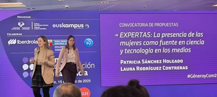 La dos ponentes ante la presentación de su investigación en la Universidad de Salamanca