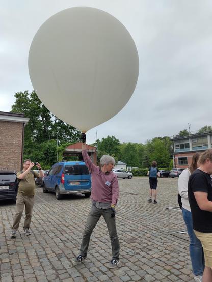 Un homme tenant un ballon