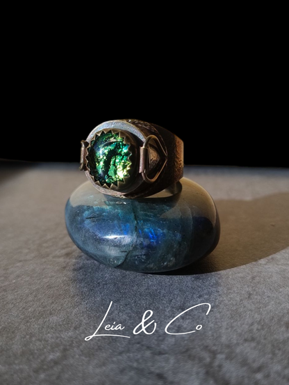 Bague à poison avec cabochon en verre jaune effet œil de dragon