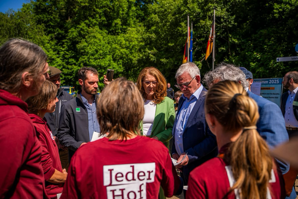 🚫🌱 Zum Start der Umweltministerkonferenz in Orscholz haben Bäuerinnen und Bauern der AbL heute ein Forderungspapier zur geplanten Deregulierung neuer Gentechnik-Pflanzen übergeben.  Wir fordern: ✔️ Sicherung des EU-Vorsorgeprinzips ✔️ Schutz des Rechts auf gentechnikfreie Erzeugung ✔️ Verursacher müssen für Schäden aufkommen ✔️ Wahlfreiheit für alle  👉 Jetzt ist die Verantwortung der Umweltminister:innen gefragt: machen Sie Ihren Einfluss auf Bundes- und europäischer Ebene geltend!  📸 Luis Wittmer