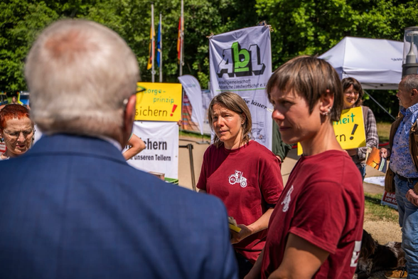 🚫🌱 Zum Start der Umweltministerkonferenz in Orscholz haben Bäuerinnen und Bauern der AbL heute ein Forderungspapier zur geplanten Deregulierung neuer Gentechnik-Pflanzen übergeben.  Wir fordern: ✔️ Sicherung des EU-Vorsorgeprinzips ✔️ Schutz des Rechts auf gentechnikfreie Erzeugung ✔️ Verursacher müssen für Schäden aufkommen ✔️ Wahlfreiheit für alle  👉 Jetzt ist die Verantwortung der Umweltminister:innen gefragt: machen Sie Ihren Einfluss auf Bundes- und europäischer Ebene geltend!  📸 Luis Wittmer