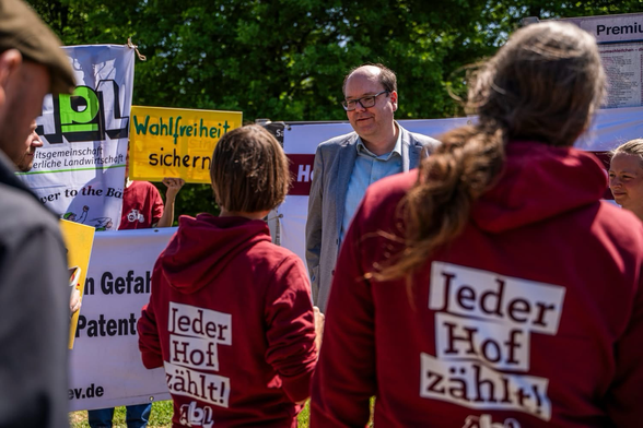 🚫🌱 Zum Start der Umweltministerkonferenz in Orscholz haben Bäuerinnen und Bauern der AbL heute ein Forderungspapier zur geplanten Deregulierung neuer Gentechnik-Pflanzen übergeben.  Wir fordern: ✔️ Sicherung des EU-Vorsorgeprinzips ✔️ Schutz des Rechts auf gentechnikfreie Erzeugung ✔️ Verursacher müssen für Schäden aufkommen ✔️ Wahlfreiheit für alle  👉 Jetzt ist die Verantwortung der Umweltminister:innen gefragt: machen Sie Ihren Einfluss auf Bundes- und europäischer Ebene geltend!  📸 Luis Wittmer