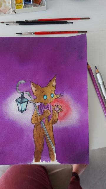 Illustration en cours de mon personnage Nix à l'aquarelle : un petit humanoïde qui a presque une tête de chat, qui tient une lanterne et à une étoile entre ses mains. Le fond est dans une ambiance violette.