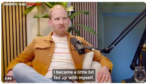 Still uit youtube video, het kanaal 'Andrew Yang Podcast , titel video: "How Will YOU Change the World?"

Rutger Bregman, met beide armen rustend op de leuning van een fauteuil, zijn rechterbeen gebogen zo dat zijn enkel op zijn linkerknie ligt, quasi nonchalant, terwijl hij zegt: "I became a little bit fed up with myself."