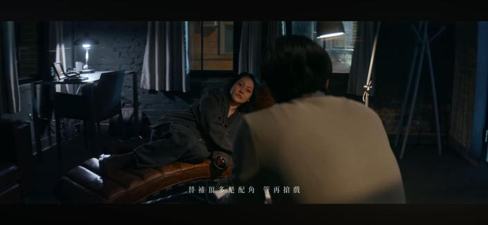 影像製作 Video Credit
製作 PRODUCTION｜Spacebar Studio
監製 EXECUTIVE PRODUCER｜黃世萱 / 林沁兒
行政統籌 ADMINISTRATIVE COORDINATOR｜黃芙蕾

主演 STARRING｜徐熙娣 / 福地祐介

導演 DIRECTOR｜殷振豪
副導演 1ST A.D.｜賴姿君
助理導演 2ND A.D.｜蘇柏睿

製片 PRODUCER｜江怡箴
場景協調 LOCATION EXECUTIVE｜林秭瑜 
製片助理 P.A.｜謝長榮 / 朱家瑩 / 吳雨真 / 施佩汝

選角指導 CASTING DIRECTOR｜陳靜媚
選角執行 CASTING EXECUTION｜徐珮瑜

親密指導 INTIMACY COORDINATOR｜蔡嘉茵

攝影 D.O.P.｜林子堯
攝影大助 FOCUS PULLER｜張育甄
攝影二助 2ND A.C.｜劉得生 / 尤崇瑋
攝影組實習生 INTERN｜王冠智
攝影器材 PHOTOGRAPHIC EQUIPMENT｜旋轉牧馬有限公司

燈光師 GAFFER｜林岑璋
燈光大助 BEST BOY ELECTRIC｜吳思賢
燈光組 LIGHTING CREWS｜黃業勤 / 林盈宏 / 鄭智遠
燈車司機 DRIVER｜許少威
燈光器材 LIGHTING EQUIPMENT｜上京影業有限公司

場務 GRIP｜王曜愷 / 王承宇
場務器材 FIELD EQUIPMENT｜永祥影視有限公司

美術指導 ART DIRECTOR｜朱玉頎 @供事屋設計所
執行美術 SET DECORATOR｜江欣郁
美術場務 SET GRIP｜陳育民 / 程鎮岳

造型指導 STYLIST｜林育妘 / 蘇庭卉 @ZE Styling Studio
造型助理 STYLIST ASSISTANT｜陳微涵
化妝師 MAKE-UP ARTIST｜呂依珊
髮型師 HAIR STYLIST｜陳鏞印

徐熙娣團隊
經紀人 AGENT｜孫若雲
執行經紀 AGENT ASSISTANT｜曾莉恩 / 楊振銘
造型師 STYLIST｜Emma Yang
造型助理 STYLIST ASSISTANT｜Bee Weng
化妝師 MAKE-UP ARTIST｜亞歷
髮型師 HAIR STYLIST｜曹妍玲

九巴司機 TRANSPORTATION｜趙育賢 / 李嘉鈞 / 林文智

剪接 EDITOR｜施宥全
調光 COLORIST｜李芷璇
混音 SOUND MIXER｜賴彥中
特效 VISUAL EFFECTS｜王覺蕥
標準字設計 LOGOTYPE DESIGN｜蘇柏睿

演員表 EXTRA
催眠師妻子｜楊若辰
酒館服務生｜許超傑
酒館客人｜李想 / 單筱安 / 姜圓圓 / 陳建志
李采珊 / 楊雅筑 / 王秉畯 / 徐黛玲 / 張雅婷
巫奇優 / 施宥全 / 謝長榮 / 朱家瑩 / 林怡君
鋼琴手替｜Ace

場地協力 VENUE PROVIDED｜
戲台酒館 / 川端藝會所 / 兩廳院
風景書店 / 路易莎咖啡廈門門市

歌詞翻譯 Translator | Nina Hsiao(EN)

特別感謝 SPECIAL THANKS｜
臺北市文化局老房子文化運動 廈川玖肆 / 曾士綱先生