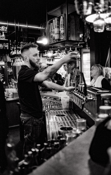 Serveur dans un bar lors des sessions irlandaises