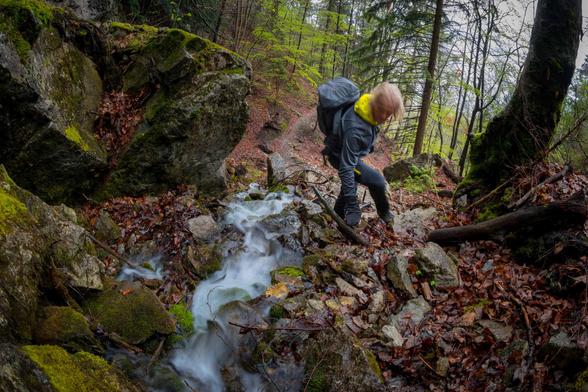 Selfie, abseits des Wegs einem Bachlauf emporkletternd.