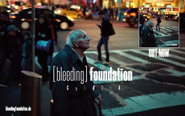 Foto von Jürgen Bürgin, alter Mann schaut in City in den Himmel