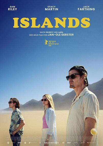 Das Bild zeigt das offizielle Kinoplakat zum Film **„Islands“** von **Jan-Ole Gerster**, bekannt durch Filme wie *Oh Boy* und *Lara*.

Im Vordergrund des Posters stehen drei Personen – zwei Männer und eine Frau – die mit ernsten, nachdenklichen Blicken in die Ferne blicken. Es handelt sich um die Schauspieler **Sam Riley**, **Stacy Martin** und **Jack Farthing**, deren Namen oben auf dem Plakat aufgeführt sind. Alle drei tragen Sonnenbrillen, Sommerkleidung und befinden sich in einer kargen, weitläufigen Wüstenlandschaft, vermutlich auf einer Insel. Der visuelle Eindruck vermittelt Isolation, Hitze und einen Hauch von Melancholie.

Der Filmtitel **„ISLANDS“** ist groß und zentral in gelber Schrift über dem Bild platziert. Darunter steht in Weiß:
**„Nach OH BOY und LARA – Der neue Film von JAN-OLE GERSTER“**, was auf den bekannten Regisseur hinweist.

Auch das Logo der **75. Berlinale** mit dem Hinweis auf eine „Berlinale Special Gala“-Vorführung ist gut sichtbar – ein Hinweis auf die internationale Festivalpräsenz des Films.

Am unteren Bildrand steht in weißer Schrift auf dunklem Hintergrund:
**„BALD IM KINO“**

Die Komposition und das Farbspiel aus hellem Himmel, Sand und den dunklen Silhouetten der Figuren deuten auf ein introspektives Drama hin, möglicherweise über Entfremdung, Selbstfindung oder zwischenmenschliche Spannungen vor exotischer Kulisse.