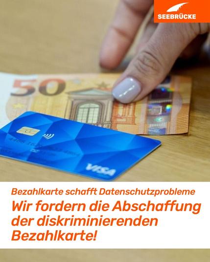 Foto einer Visa Karte mit 50 € Bargeld daneben. In einem weißen Kasten steht "Bezahlkarte schafft Datenschutzprobleme. Wir fordern die Abschaffung der diskriminierenden Bezahlkarte!" In der rechten oberen Ecke ist das Seebrücke-Logo in weiß auf orange.