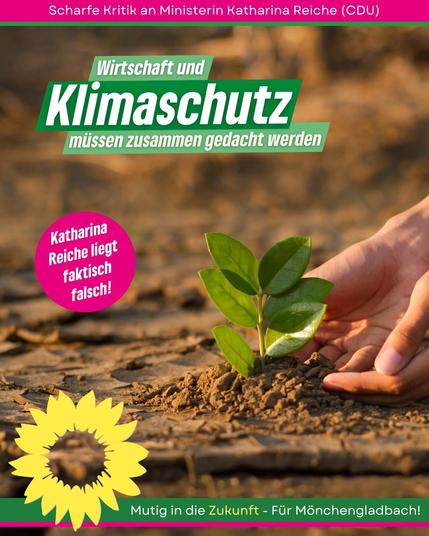 Wahlkampfbild der Grünen Mönchengladbach mit einer Hand, die eine junge Pflanze in trockene, rissige Erde setzt – Symbol für Neubeginn und Klimaschutz. Oben in pinker Schrift auf violettem Hintergrund: „Scharfe Kritik an Ministerin Katharina Reiche (CDU)“. In der Mitte in Grün und Weiß: „Wirtschaft und Klimaschutz müssen zusammen gedacht werden“. Ein pinker Kreis enthält den Text: „Katharina Reiche liegt faktisch falsch!“. Unten das gelbe Sonnenblumenlogo der Grünen, daneben ein grüner Balken mit dem Slogan: „Mutig in die Zukunft – Für Mönchengladbach!“.