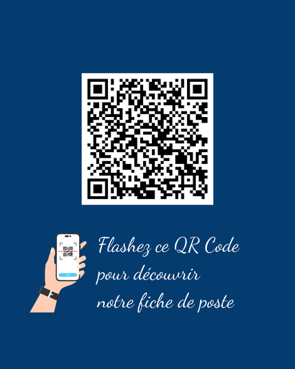 QR code centré avec une illustration de smartphone en train de scanner. Texte : « Flashez ce QR Code pour découvrir notre fiche de poste ». Fond bleu uni.