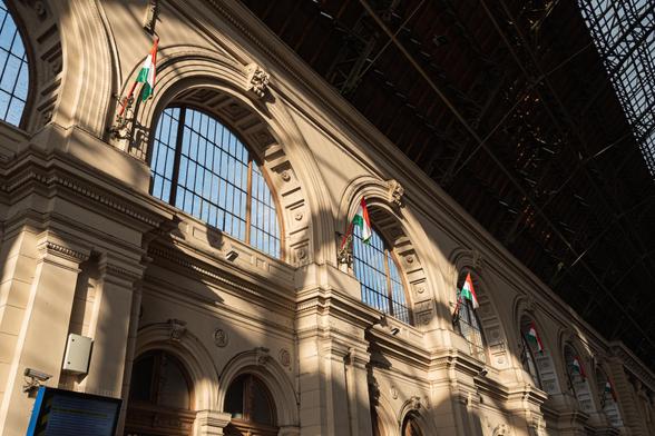 Seitenfenster der Gleishalle am Bahnhof Budapest Kelten