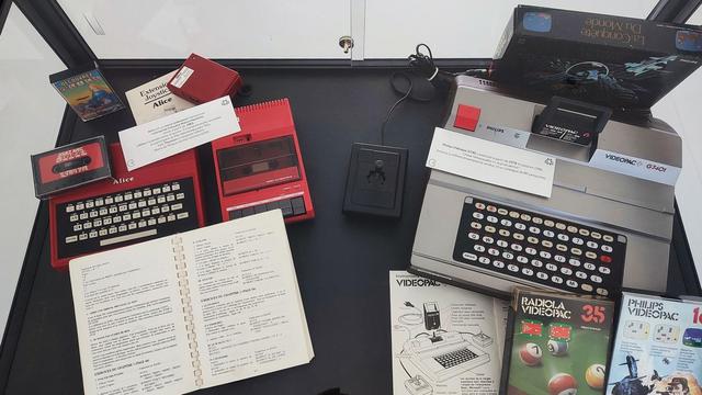 ordinateur et console de l'expo silicium sur le jeu vidéo