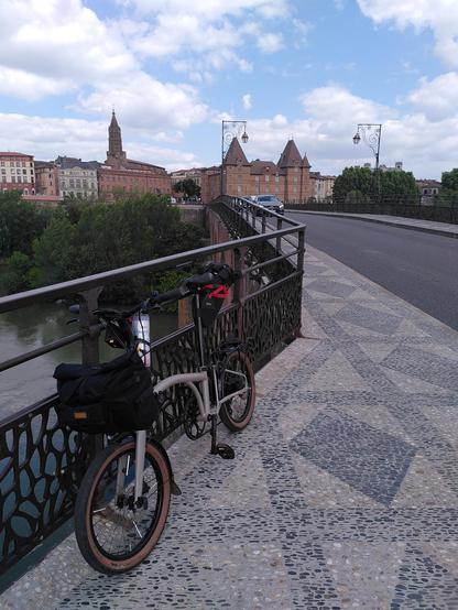 Mon vélo posé contre la rembarde au bout du pont vieux à Montauban.