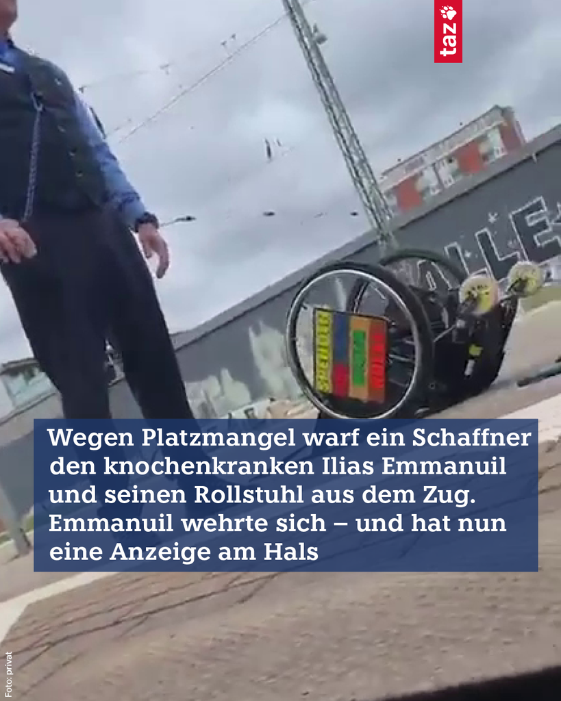 Wegen Platzmangel warf ein Schaffner den knochenkranken Ilias Emmanuil und seinen Rollstuhl aus dem Zug. Emmanuil wehrte sich – und hat nun eine Anzeige am Hals. Das Foto ist ein Screenshot aus dem Video des Vorfalls: Eine Person steht am Bahnsteig, daneben ein zusammengeklappter Rollstul Wegen Platzmangel warf ein Schaffner den knochenkranken Ilias Emmanuil und seinen Rollstuhl aus dem Zug. Emmanuil wehrte sich – und hat nun eine Anzeige am Hals. Das Foto ist ein Screenshot aus dem Video des Vorfalls: Eine Person steht am Bahnsteig, daneben ein zusammengeklappter Rollstul