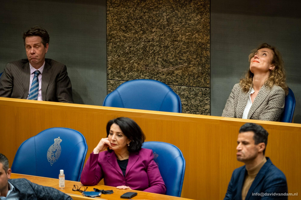 Arib zit in de Tweede Kamer, één rij voor de rij waar Bergkamp zit,  schuin achter haar. Arib zit half onderuit, elleboog op de tafel voor haar, hand onder haar kin, en kijkt kwaad. Bergkamo heeft haar hoofd in haar nek en kijkt lachend naar het plafond. Ze wist ongetwijfeld hoe de hazen zouden lopen. Het is het moment dat net de stemming van de kamerleden voor hun nieuwe voorzitter bekend gemaakt. Arib werd weggestemd, ten faveure van Bergkamp. Bekonkeld tussen de VVD en D66, (Kaag en Rutte) omdat Kaag had gedreigd een motie van wantrouwen tegen Rutte te gaan steunen. ("Hier scheiden onze wegen")  Dat politieke spelletje staat natuurlijk nergens zwart op wit, maar mij maken ze niks wijs.