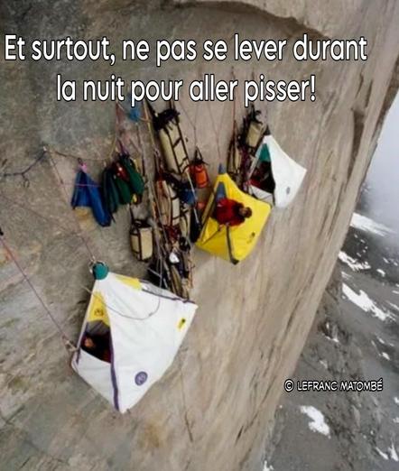 Image de grimpeurs dormant dans des tentes suspendues à flanc de falaise, accrochées à une paroi rocheuse vertigineuse. Un texte humoristique est inscrit : "Et surtout, ne pas se lever durant la nuit pour aller pisser !". Mention © LEFRANC MATOMBÉ en bas de l’image.