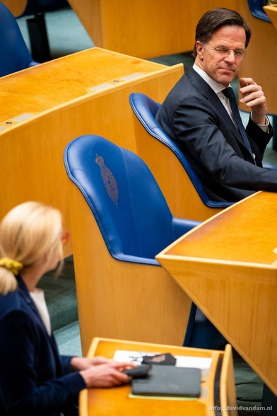 Foto van Rutte in de Tweede Kamer, die een knipoog geeft aan Sigrid Kaag, die iets verderop zit en naar hem kijkt. 
Het is beklonken. En Vera Bergkamp werd kamervoorzitter.
Elk verband tussen de twee zaken is volstrekt toevallig natuurlijk ...
Maar zo is het gekomen, wat ik je brom.