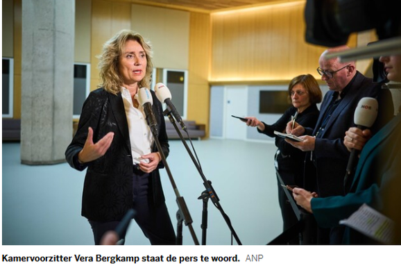 foto in het artikel in de Volkskrant, 22 november 2022, 
Vera Bergkamp, die de pers te woord staat en benadrukt dat ze niet opstapt..  