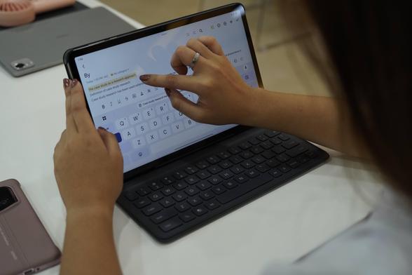 Increase productivity with HONOR Pad X9a.