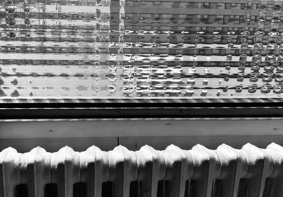 une vitre, un radiateur 