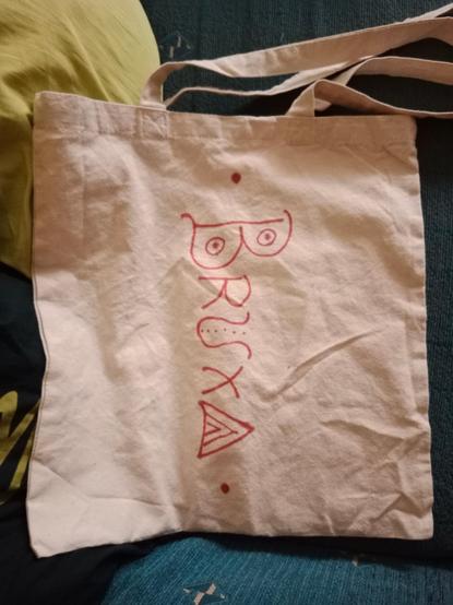 AlT: Un tecido onde pon Bruxa en vertucal cunha tipografía moi orixinal🌚