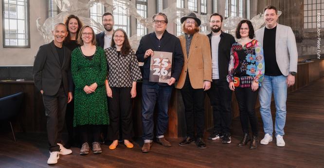 Gruppenbild des Theaterteams mit von links Ricardo Fernando, Nicole Schneiderbauer, Sabeth Braun, David Ortmann, Sophie Walz, André Bücker, Lukas Baueregger, Benjamin Seuffert, Dr. Christine Faist und Domonkos Héja