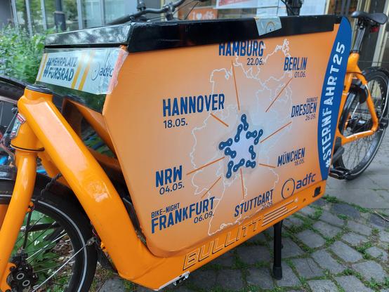Beklebung des ADFC-Lastenrad mit der Sternkarte für alle Sternfahrten 25 in Deutschland.
NRW - Hannover - Berlin - Hamburg - Dresden - Frankfurt - Stuttgart - München