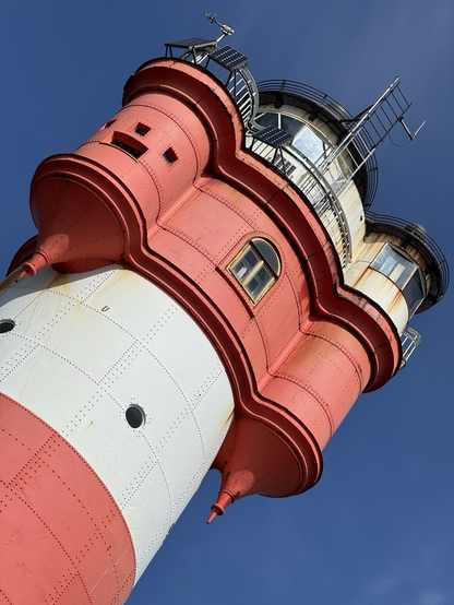 Das Lichthaus des Leuchtturms etwas expressiv von schräg unten fotografiert.