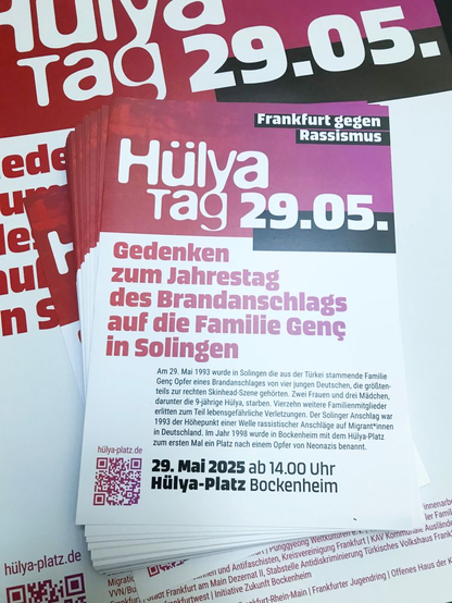 Stapel aus Plakaten und Flyern: Hülya-Tag 29.05. Gedenken zum Jahrestag des Brandanschlags auf die Familie Genç in Solingen