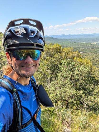Entspannter Mountainbiker in der Natur