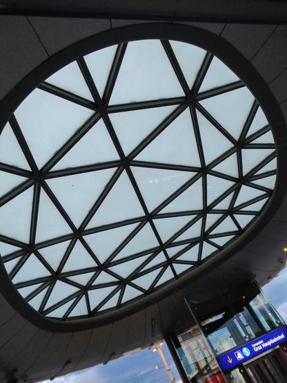 Segmentiertes Glasdach beim Zugang zum Bahnhof Graz 