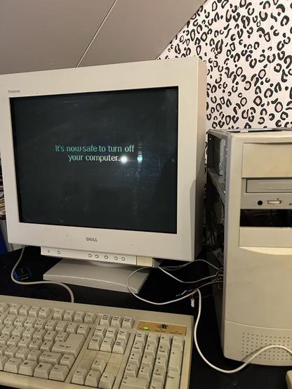 An old beige pc and crt monitor with the text ”It’s now safe to turn off your computer.”
