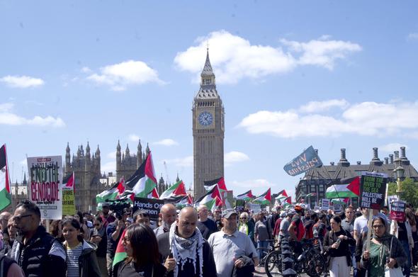 large crowd with Palestinian flags on Westminster bridge, with Big Ben in the background