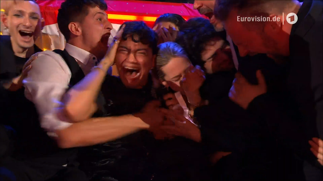 JJ und seine Truppe freuen sich euphorisch, nachdem sie gerade die Punkte des Publikums mitgeteilt bekommen und erfahren haben, dass sie die Gewinner des ESC 2025 sind.