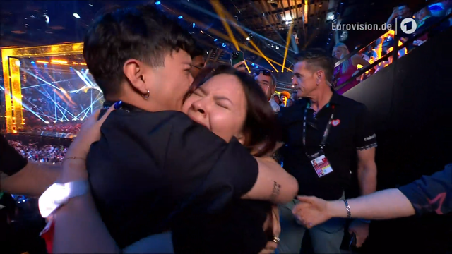 JJ umarmt seine Mutter, nach dem Gewinn des ESC 2025.