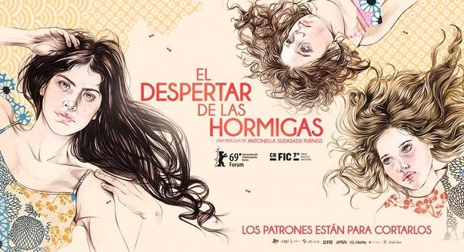 Afiche ilustrado de la película El despertar de las hormigas. Es una imagen en formato apaisado, con fondo de tono amarillo pálido y patrones romboidales en amarillo. En el centro destaca el título de la película en letras rojas, y debajo muestra el texto “un película de Antonella Sudasassi Furniss” acompañada de dos gráficos relacionados a festivales de cine. Del lado izquierdo de la imagen, esta la ilustración de la protagonista, una mujer de cabello negro y vestido floreado, de alrededor de 30 años. Del lado derecho, hay dos ilustraciones de dos niñas, las hijas de la protagonista, de cabellos castaños y vestidos floreados. En la esquina inferior derecha del afiche, en letras rojas, esta el texto: “los patrones están para cortarlos”.