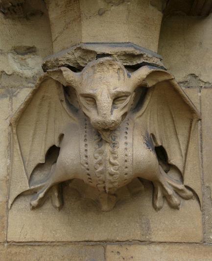 Mittelalterlicher Wasserspeier an der Außenfassade von Westminster Abbey.