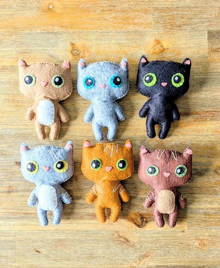 Chats de plusieurs couleurs à adopter, fabrication main en feutrine de laine par l'Atelier Jocha.