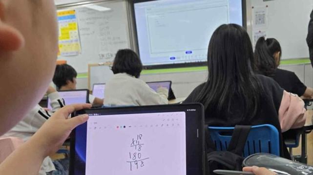 🚀 About 30% of #SouthKorea schools have adopted #AI-powered digital textbooks since the #EducationMinistry launched a nationwide rollout in March 2025. A major step forward for #EdTech, #DigitalLearning, and the future of #Education! 📚🤖 #AIinEducation #EdTechAsia