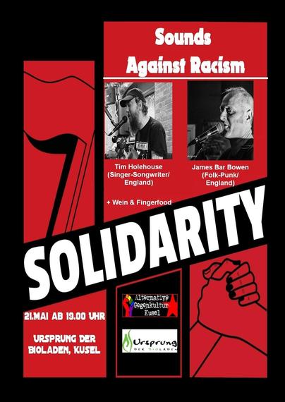 In der Mitte des Sharepics steht in weiß groß "Solidarity". Darum herum ist rote Kacheln auf schwarzem Hintergrund. 
Eine Kachel zeigt eine rote vor einer schwarzen Fahne (Antifa-Symbol). 
In einer anderen Kachel steht: "Sounds against Racism". Darunter sind Fotos von zwei Personen, die in jeweils in ein Mikrophon singen oder sprechen. Unter dem einen Bild steht: 
"Tim Holehouse (Singer-Songwriter/England) + Wein & Finderfood". Unter dem andern Bild steht: "James Bar Bowen (Folk-Punk/England)". 
In einer anderen Kachel stehen die Daten aus dem Tröt. 
In einer anderen Kachel sind die Logos von "Alternative Gegenkultur Kusel" und "Ursprung der Bioladen". In der letzten Kachel sind zwei Hände, die sich festhalten.