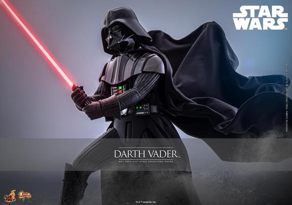 Photo promotionnelle de la figurine de Dark Vador, tenant son sabre laser rouge, allumé, et regardant vers la gauche. C'est une pose dynamique car la cape semble voler derrière l'apprenti de Palpatine.

En texte, il y a :
En haut à droite : le logo de Star Wars
Vers le bas au centre : Darth Vader, Hot Toys, 1/6th scale collectible figure.
Sur la droite : Prototype shown, final product may be slightly different
En bas, de gauche à droite : le logo de Hot Toys, le logo Movie Masterpiece, et la notice de copyright et Trademark Lucasfilm Ltd.