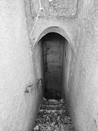 Entrée d'un abri français de la Première Guerre Mondiale. L'entrée est en pente avec un escalier, et totalement bétonnée