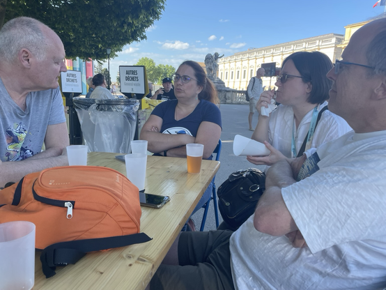 Sac orange et gens.