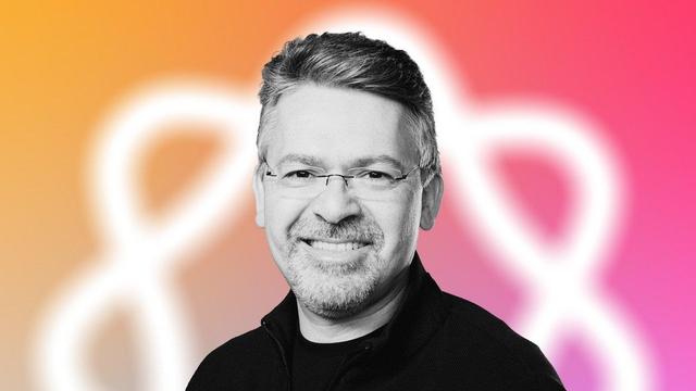 Apple AI Boss Stays Despite Siri's Slow Progress