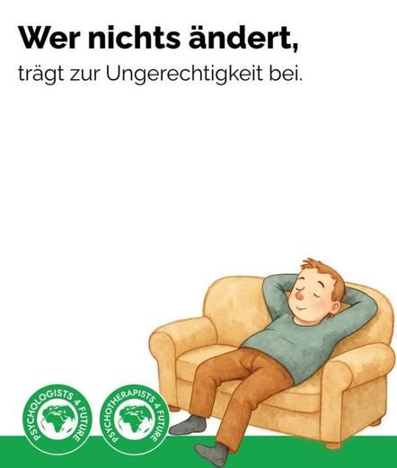 Ein Mann sitzt zurückgelehnt lächelnd auf einem Sofa.