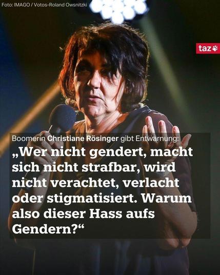Christiane Rösinger hebt schulterzuckend die Hand, in der anderen hält sie ein Mikro. Text: Boomerin Christiane Rösinger gibt Entwarnung „Wer nicht gendert, macht sich nicht strafbar, wird nicht verachtet, verlacht oder stigmatisiert. Warum also dieser Hass aufs Gendern?“
