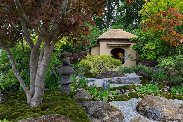 Cha No Niwa – Japanese Tea Garden with small tea house and colour provided by foliage